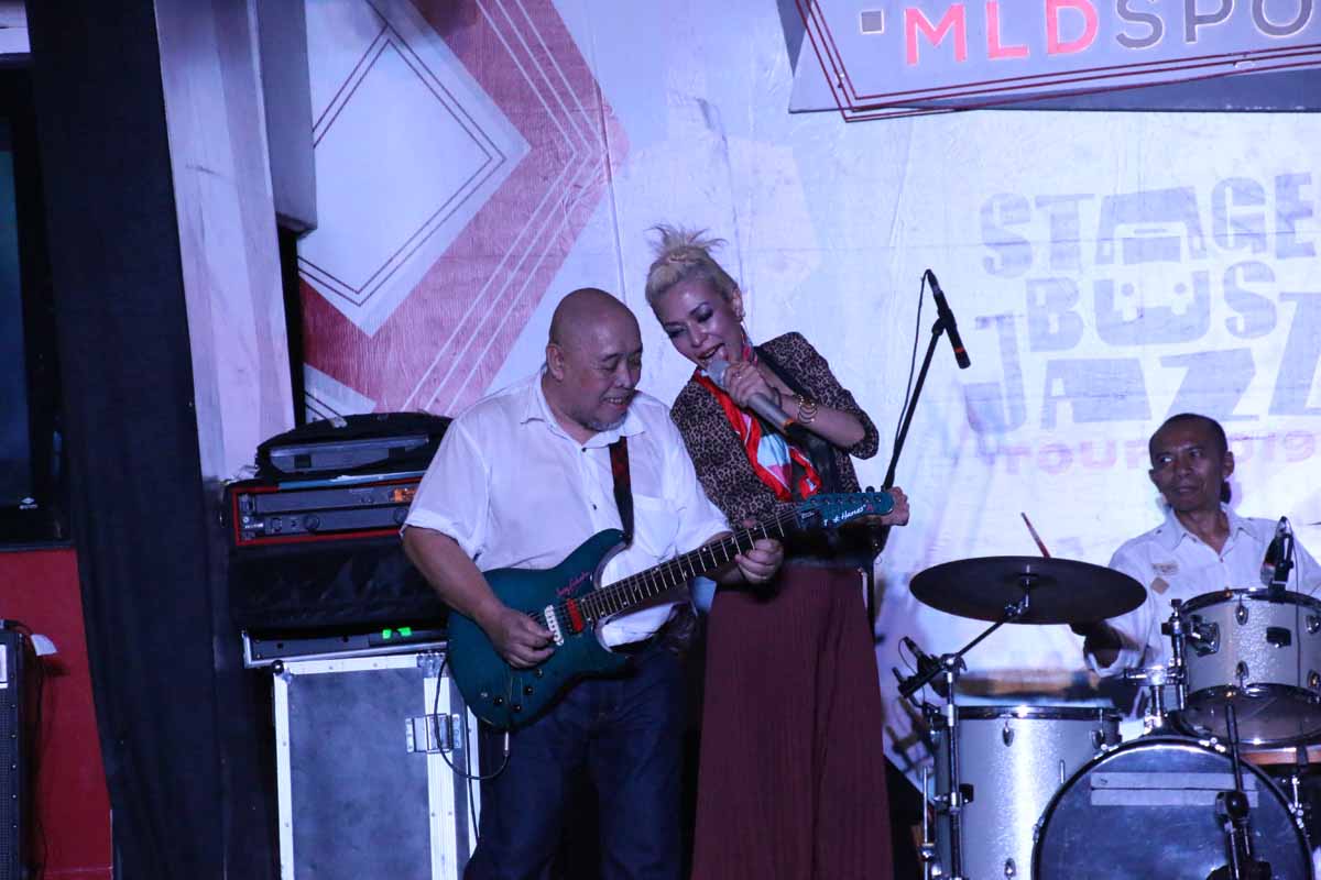 Barisan liriknya ditulis sendiri? Butuh waktu berapa lama pas bikin?